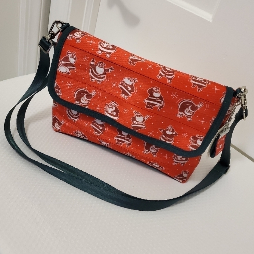 Harveys Seatbelt Medium Foldover Crossbody Santa 🎅 Bag!